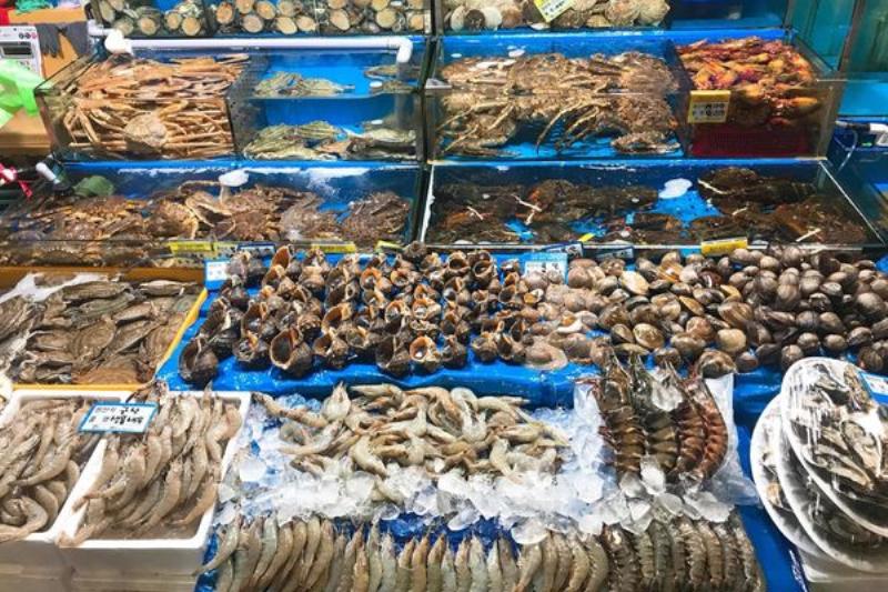 Đĩa hải sản tươi ngon bày biện hấp dẫn tại Cần Giờ, có cua, ghẹ, tôm, ốc